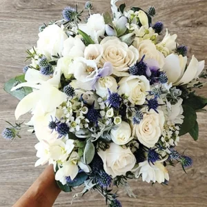 Bouquet con detalles azules